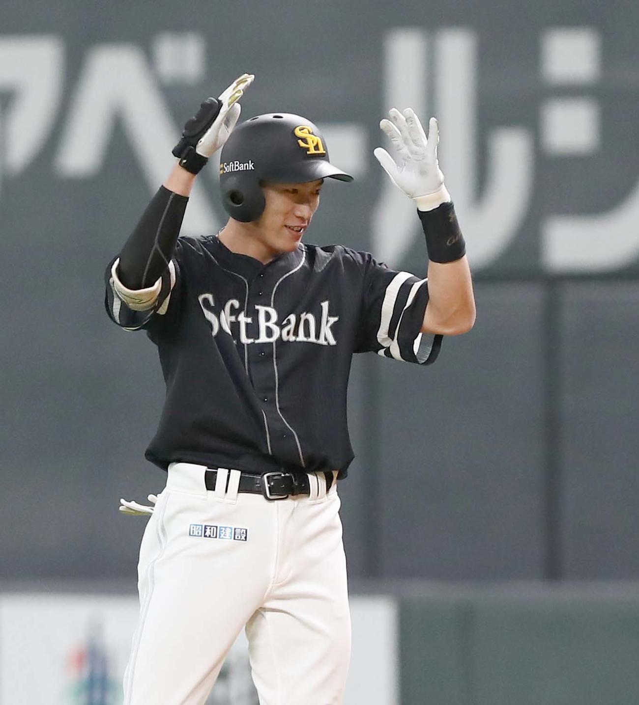 日本ハム対ソフトバンク　7回表ソフトバンク2死一、二塁、中前適時打をちポーズをとる柳田（撮影・黒川智章）