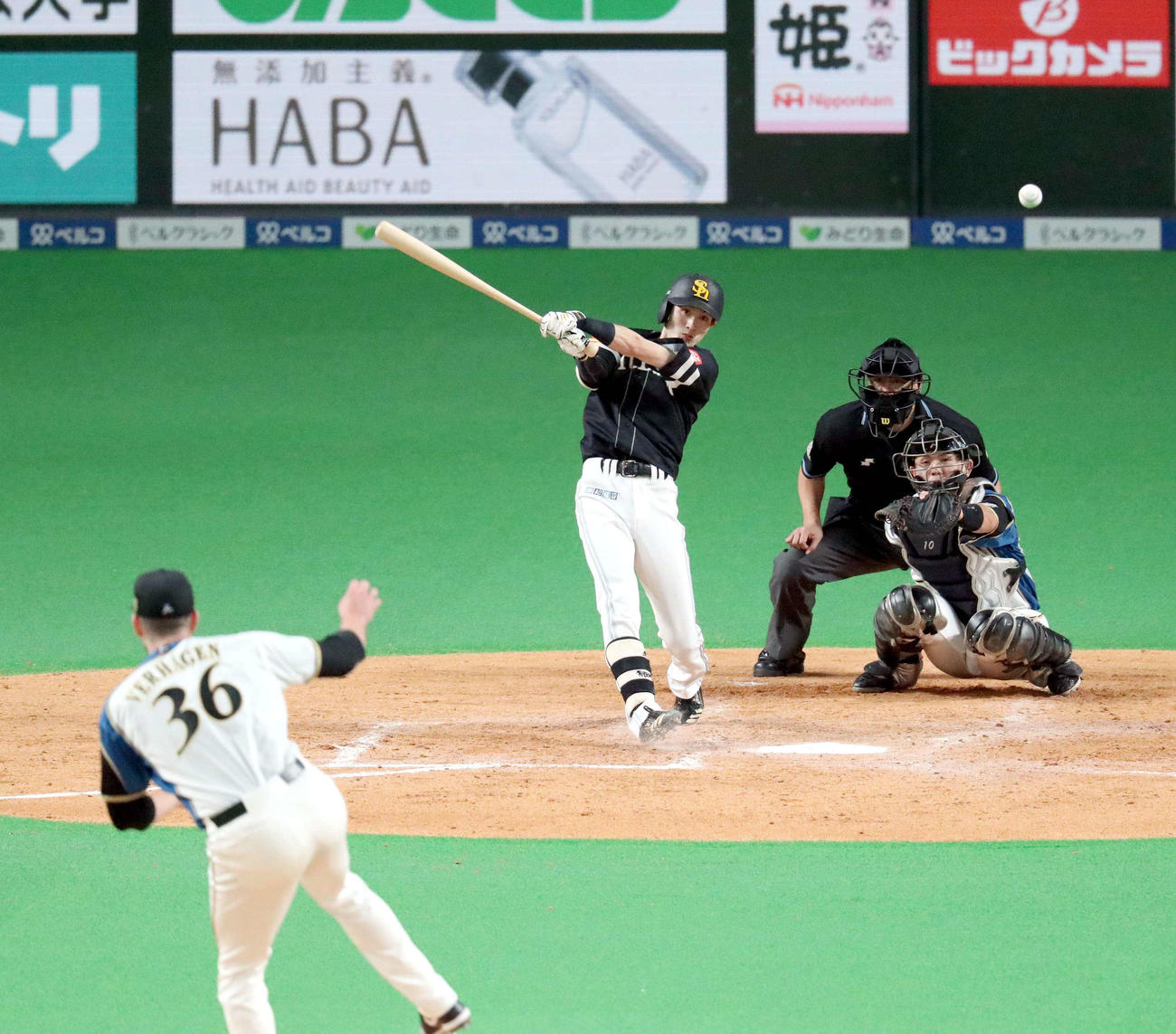 日本ハム対ソフトバンク　5回表ソフトバンク1死二塁、周東は同点となる適時三塁打を放つ。投手は日本ハム・バーヘイゲン（撮影・佐藤翔太）