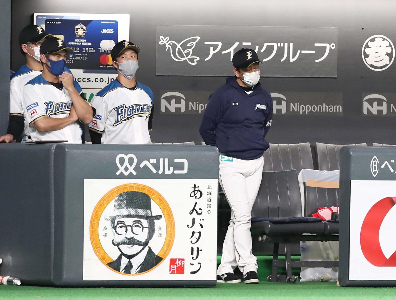 日本ハム対ソフトバンク　ベンチで渋い表情の栗山監督（右）（撮影・黒川智章）