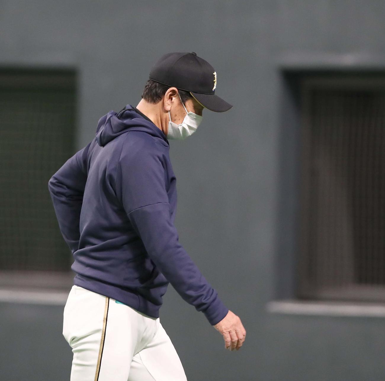 日本ハム対ソフトバンク　選手交代を告げる栗山監督（撮影・黒川智章）