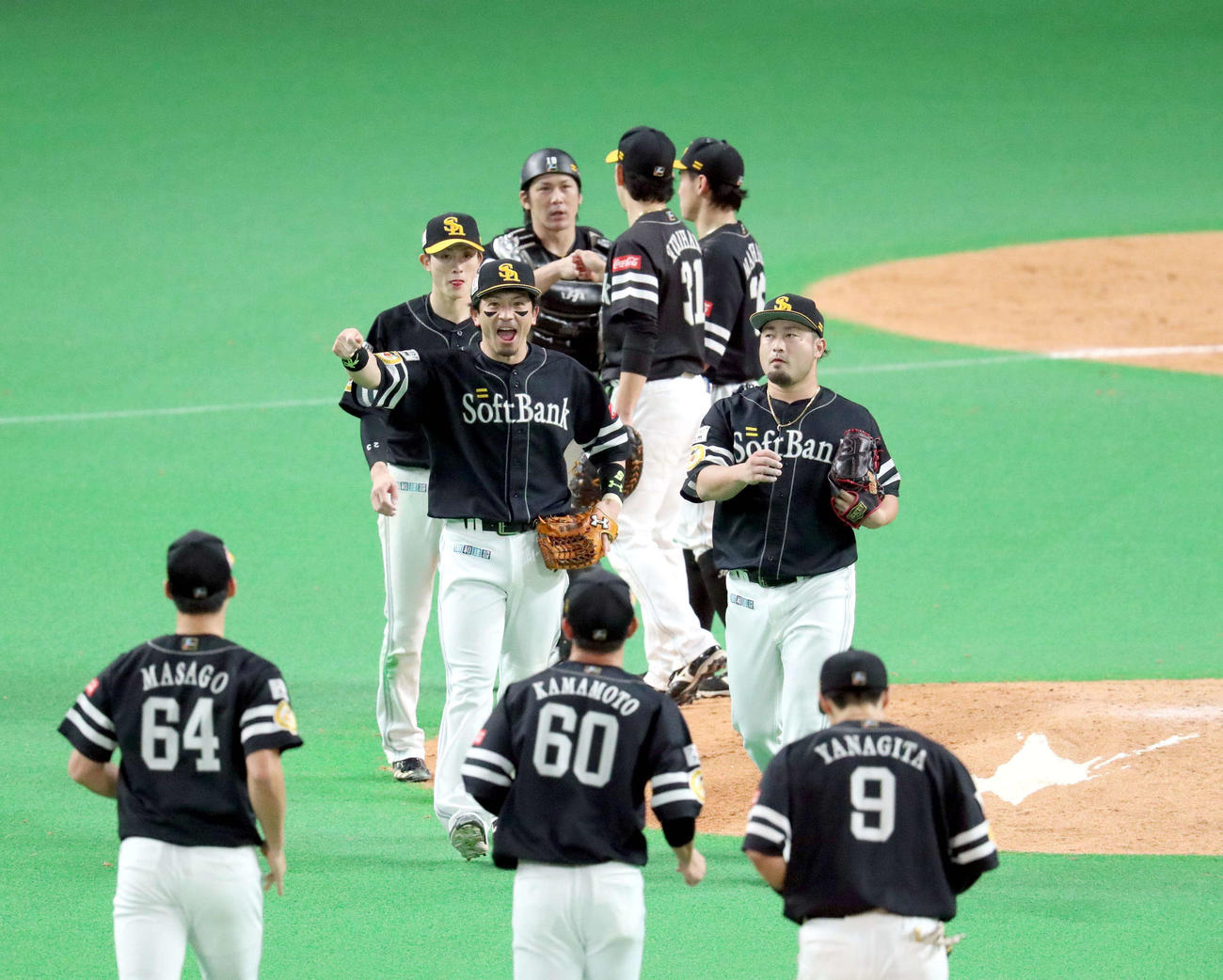 日本ハム対ソフトバンク　試合後、マウンド上で喜び合うソフトバンクナイン（撮影・佐藤翔太）