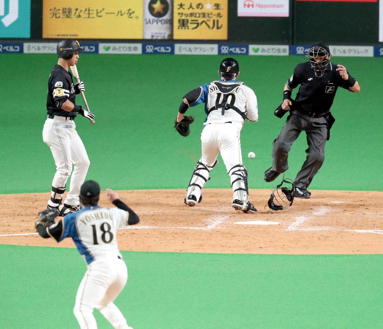 日本ハム対ソフトバンク　5回表ソフトバンク2死一、三塁、捕逸し追加点を許す日本ハム清水（撮影・佐藤翔太）
