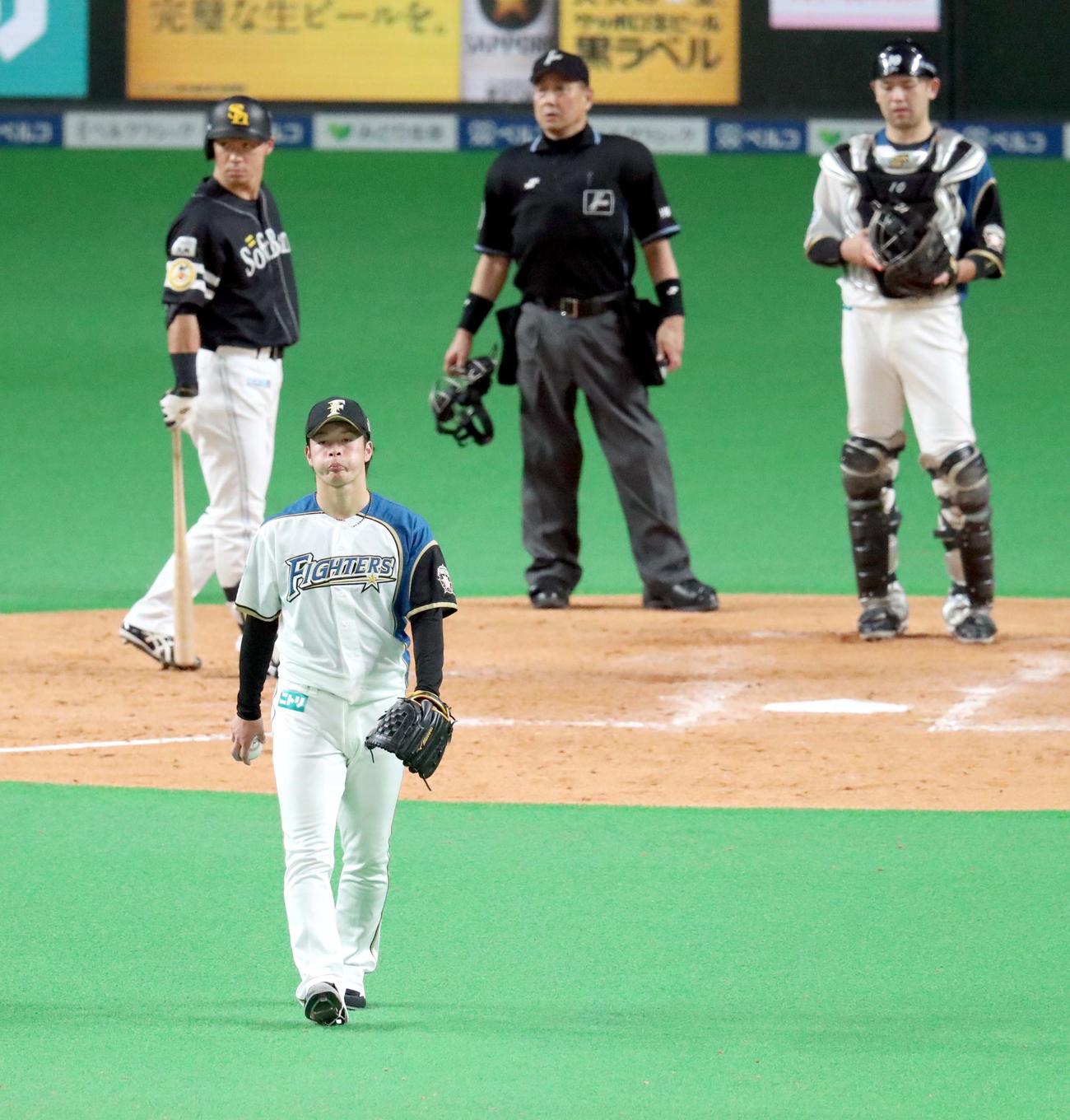 日本ハム対ソフトバンク　5回表ソフトバンク2死一、三塁、追加点を許しがっかりした様子の日本ハム吉田輝（左手前）（撮影・佐藤翔太）