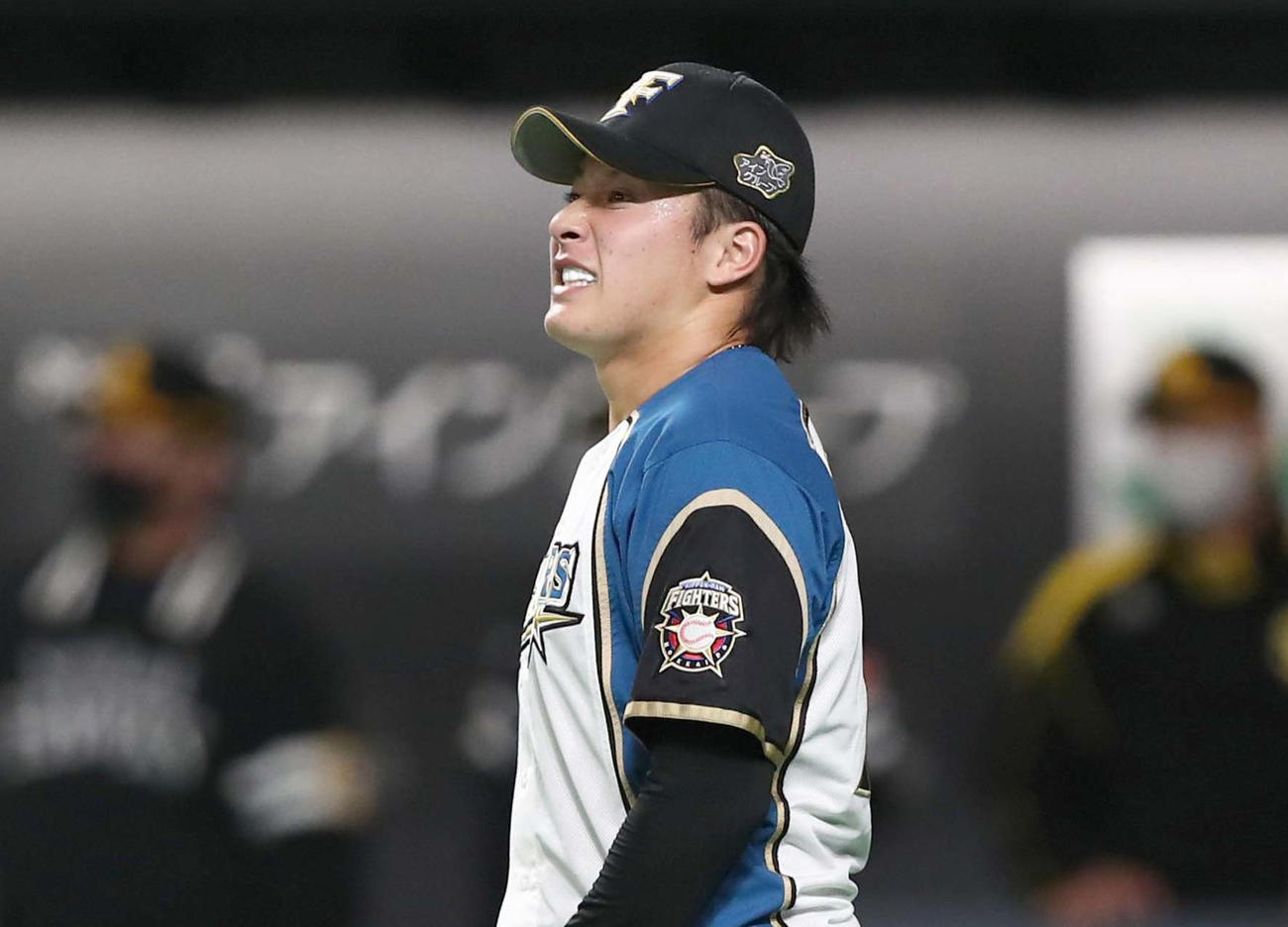 日本ハム対ソフトバンク　5回表ソフトバンク1死満塁、グラシアルに中前適時打を浴び悔しがる吉田輝（撮影・黒川智章）