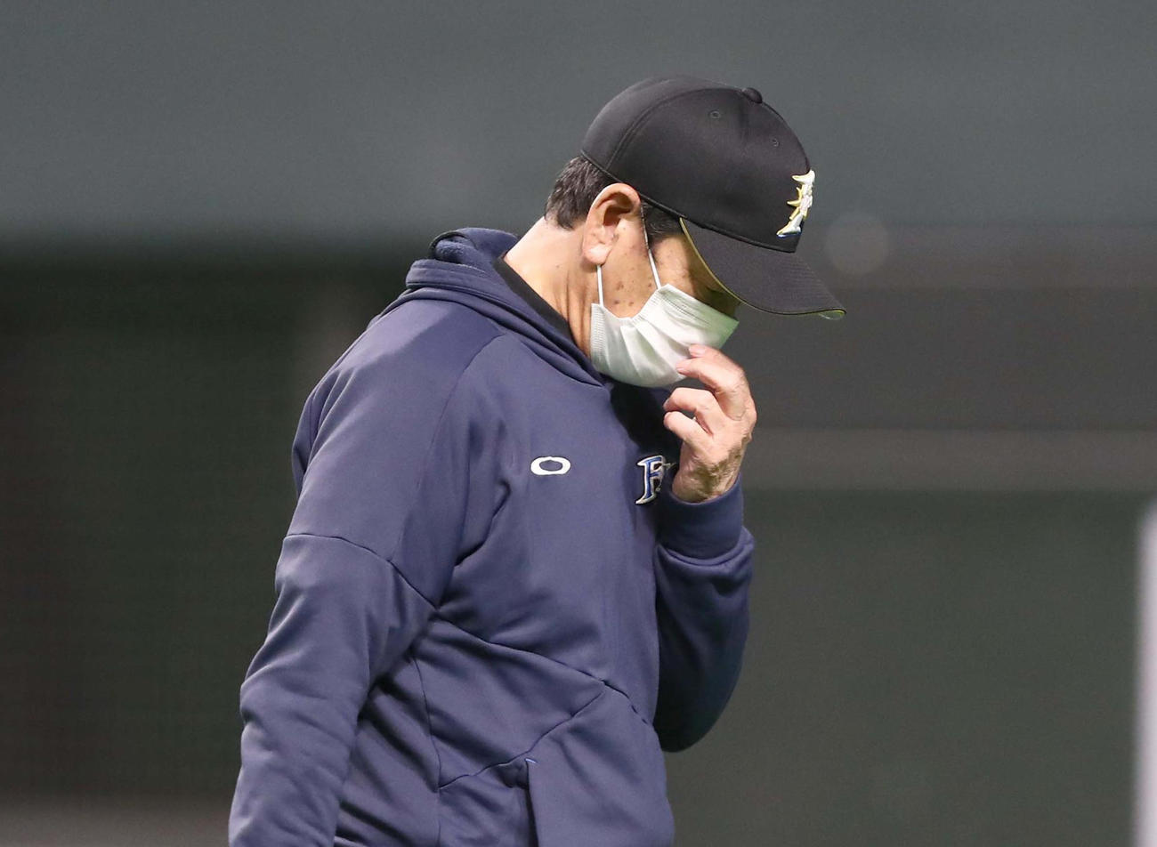 日本ハム対ソフトバンク　投手交代を告げる栗山監督（撮影・黒川智章）