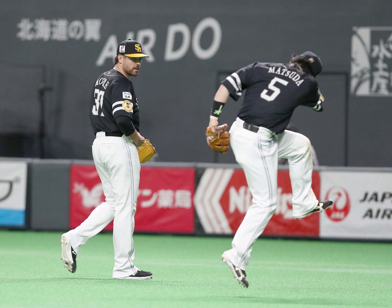 日本ハム対ソフトバンク　7回を投げ終え無失点のムーアは跳びはねる松田宣に労われる（撮影・黒川智章）