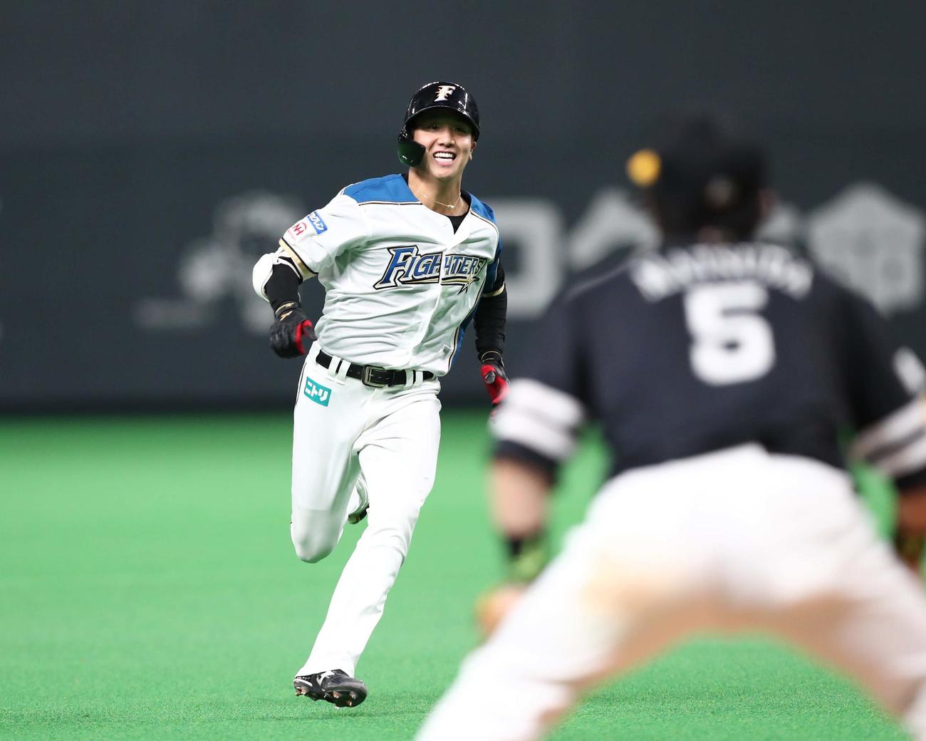 日本ハム対ソフトバンク　8回裏日本ハム1死、右中間に三塁打を放つ平沼（撮影・黒川智章）