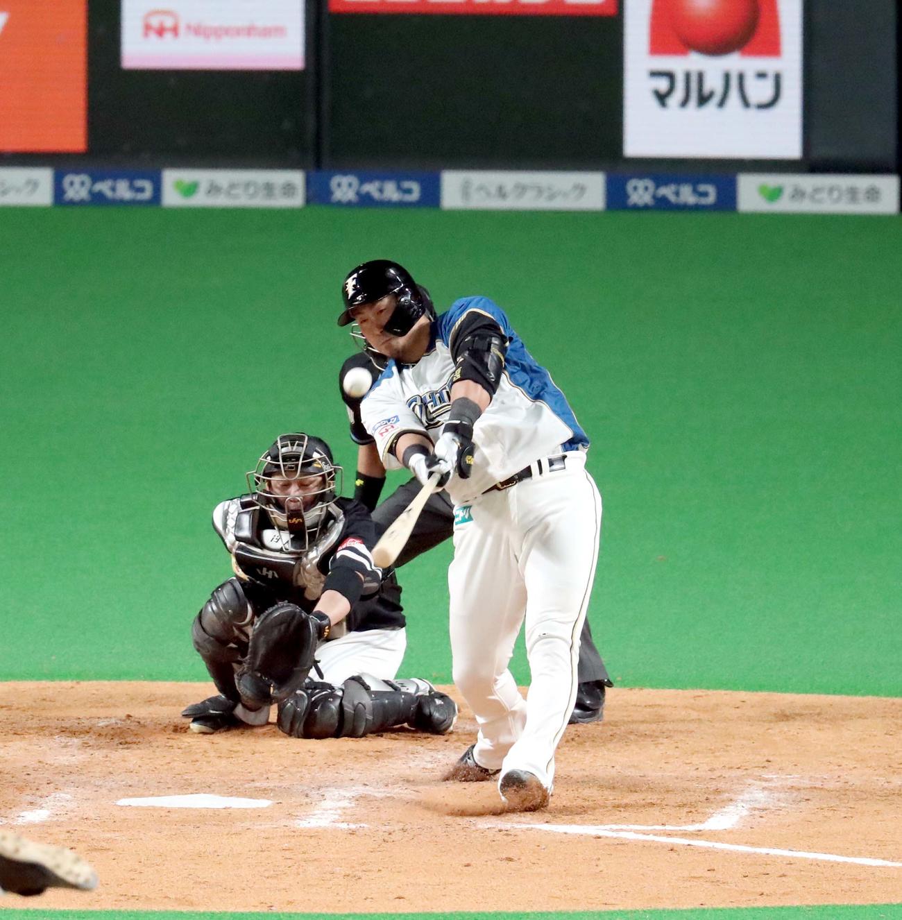 日本ハム対ソフトバンク　9回裏日本ハム1死、中田は左越え本塁打を放つ（撮影・佐藤翔太）