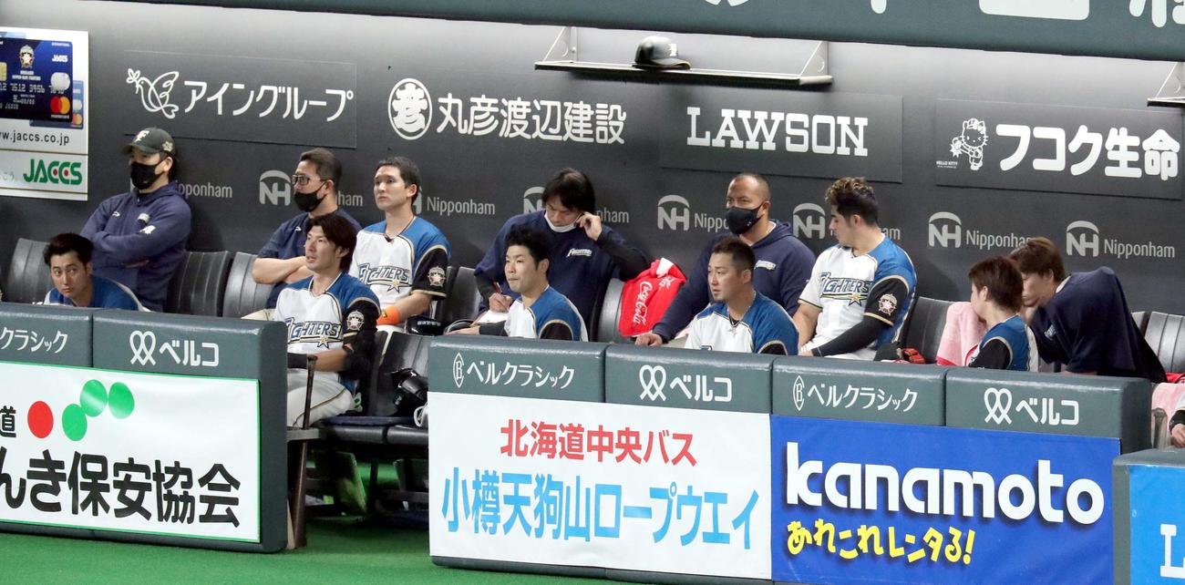 日本ハム対ソフトバンク　意気消沈の日本ハムベンチ（撮影・佐藤翔太）