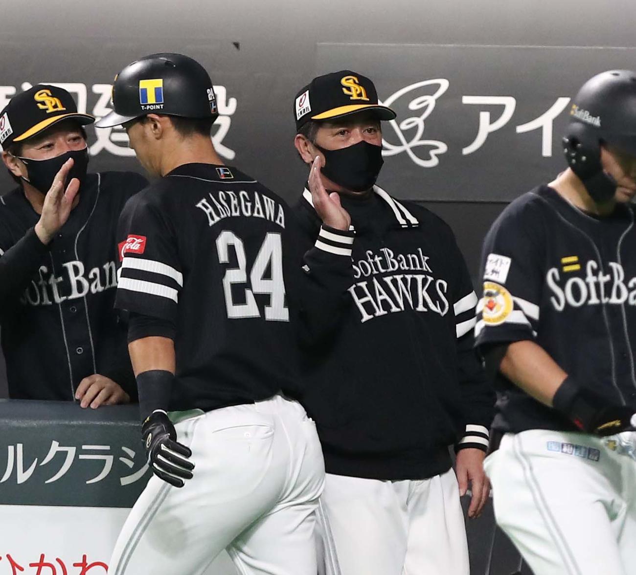 日本ハム対ソフトバンク　2回表、生還した長谷川を出迎える工藤監督（撮影・黒川智章）