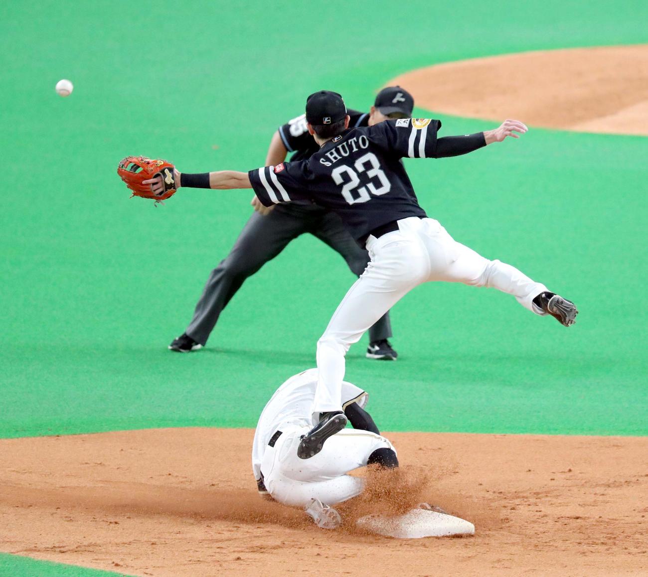日本ハム対ソフトバンク　3回裏日本ハム1死一塁、盗塁を決める中島（撮影・佐藤翔太）