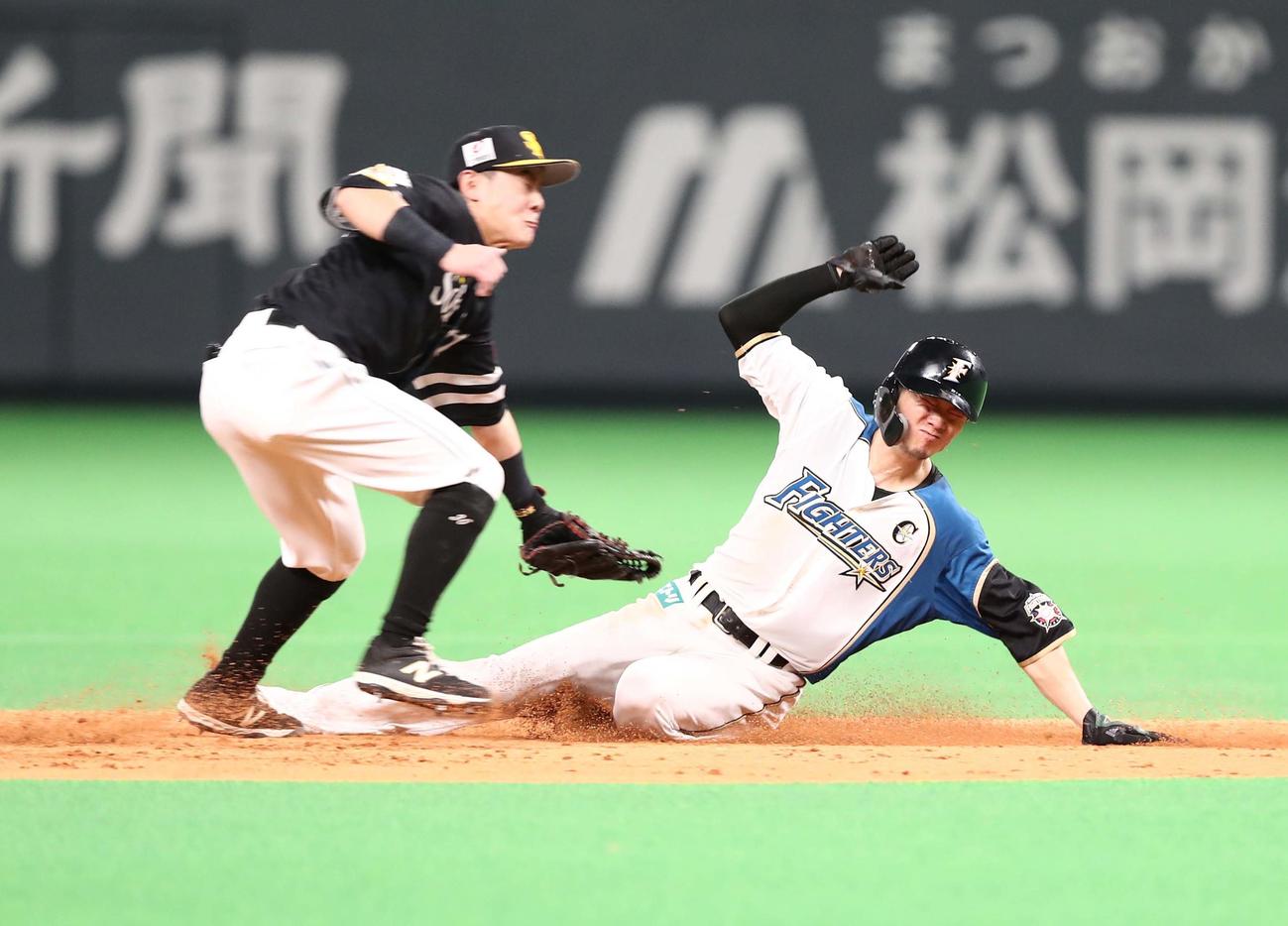 日本ハム対ソフトバンク　4回裏日本ハム1死一塁、盗塁を決める西川（撮影・黒川智章）