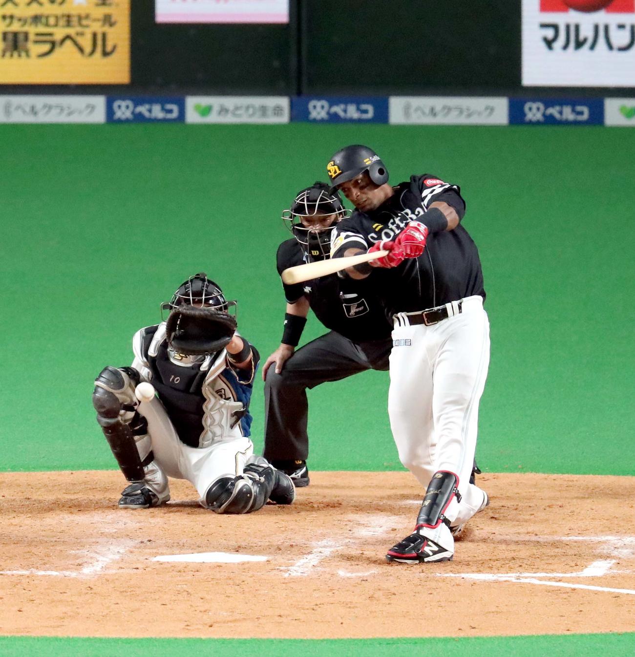 日本ハム対ソフトバンク　5回表ソフトバンク1死満塁、グラシアルは中前適時打を放つ（撮影・佐藤翔太）
