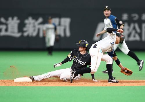 日本ハム対ソフトバンク　5回表ソフトバンク1死一塁、盗塁を決める周東（撮影・黒川智章）