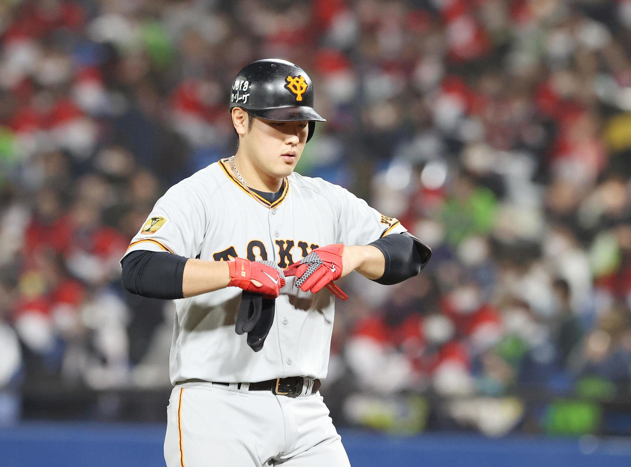 ヤクルト対巨人　6回表巨人2死、中飛に倒れうつむき肩を落とす岡本（撮影・垰建太）