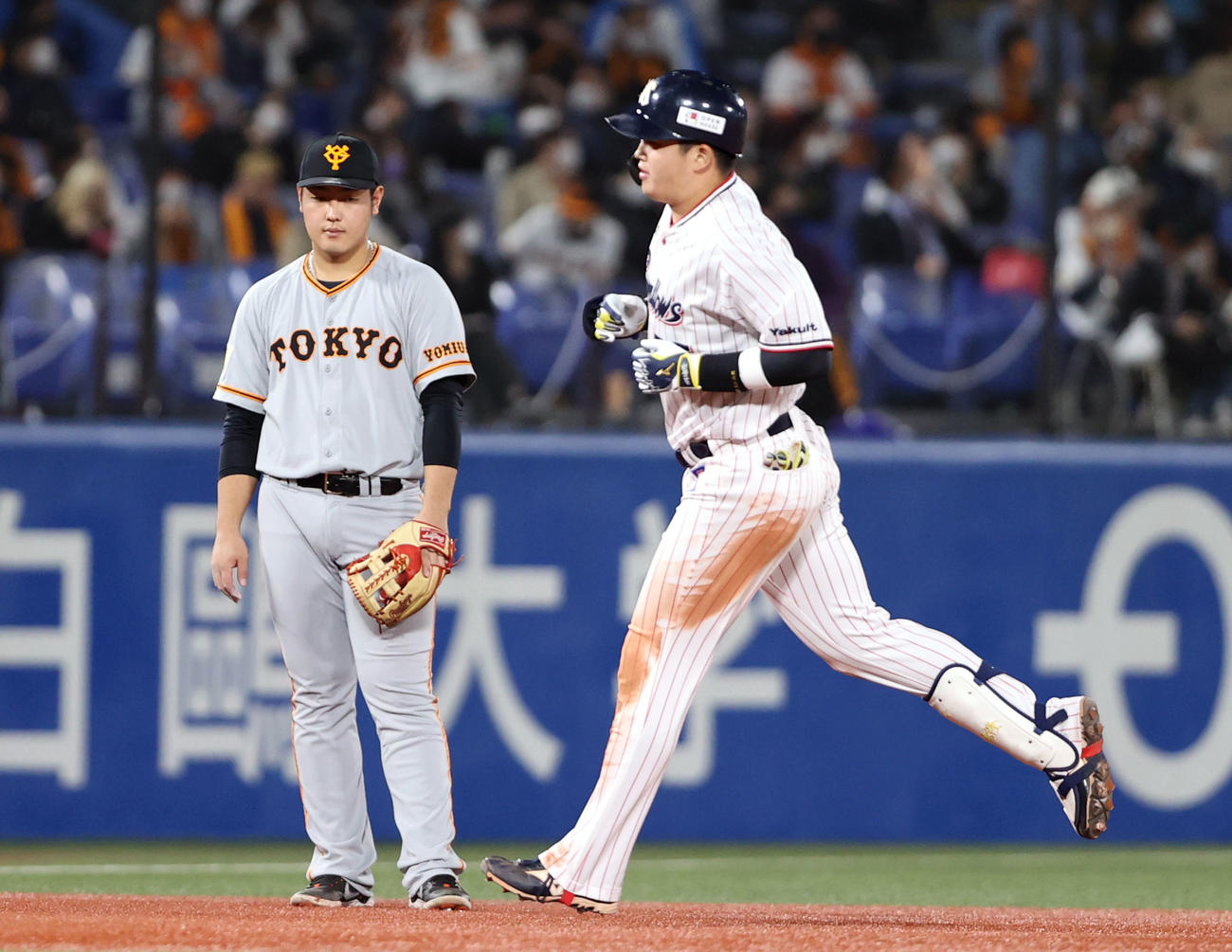 ヤクルト対巨人　6回裏ヤクルト1死二塁、2点本塁打を放った村上（右）を見つめる岡本（撮影・狩俣裕三）
