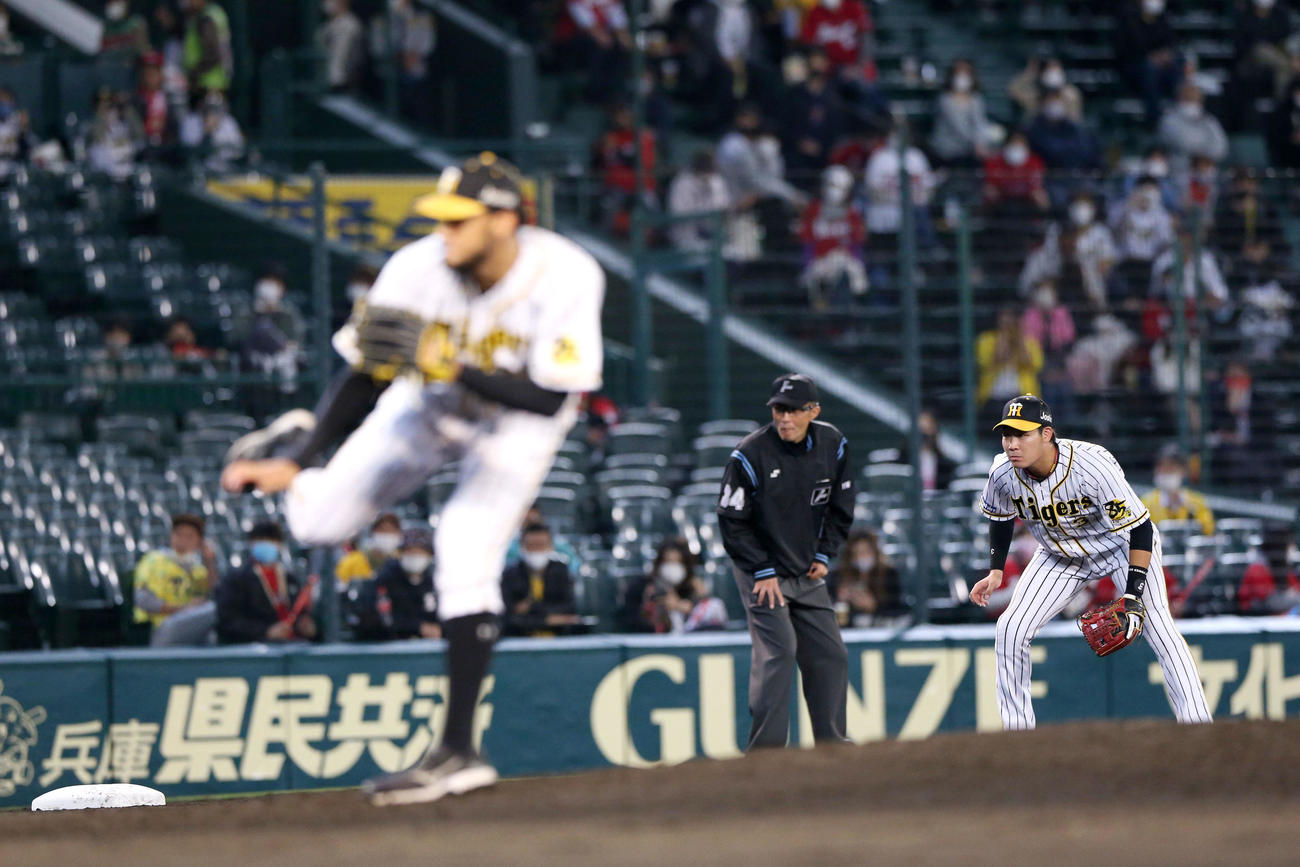 阪神対広島　9回表、三塁の守備につく大山（撮影・上山淳一）