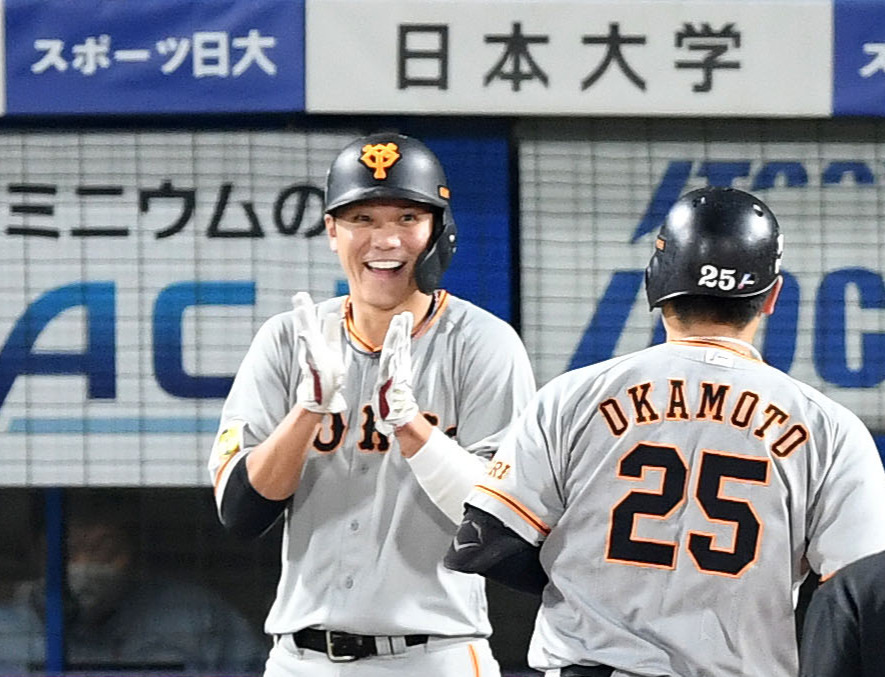 ヤクルト対巨人　3回表巨人無死一塁、中越え2点本塁打を放った岡本（右）を拍手で迎える坂本（撮影・横山健太）