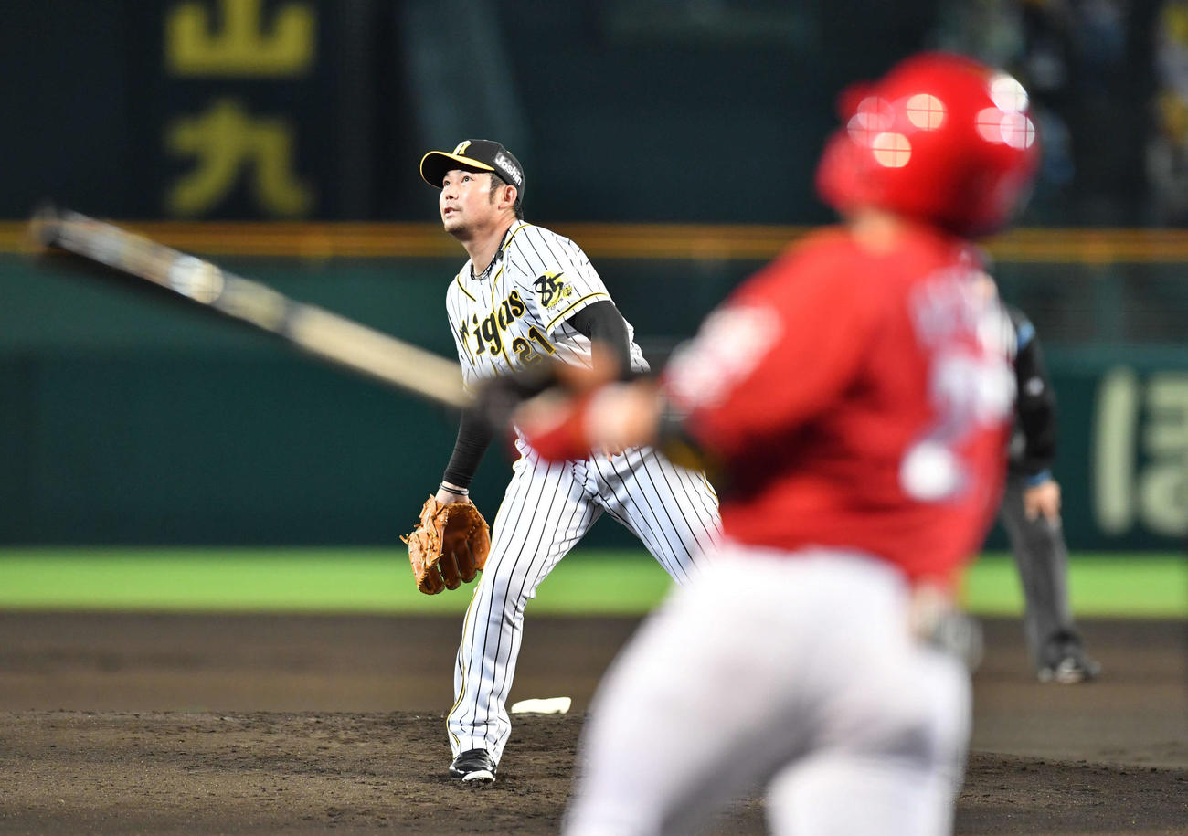1回表広島2死一、二塁、会沢翼に先制の左前適時打を打たれた岩田稔（撮影・岩下翔太）