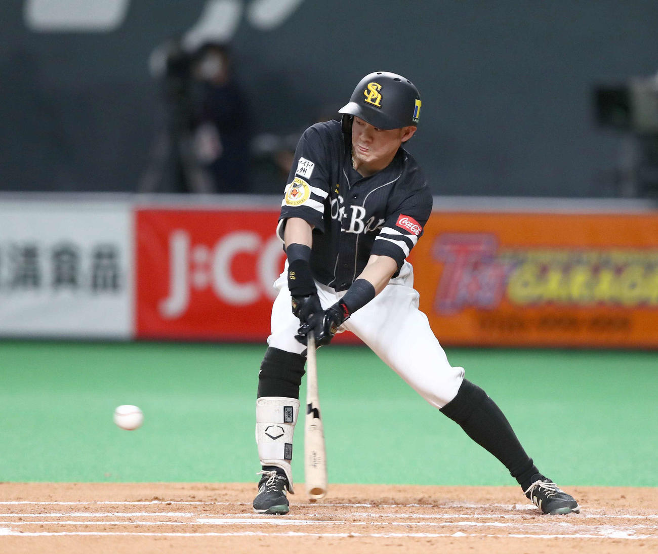 日本ハム対ソフトバンク　2回表ソフトバンク1死一、二塁、左前適時打を放つ牧原（撮影・黒川智章）