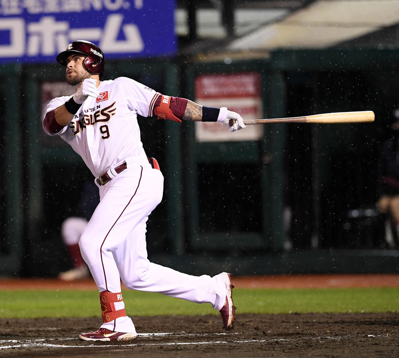 楽天対オリックス　8回裏楽天無死、ロメロは左越えソロ本塁打を放つ（撮影・滝沢徹郎）