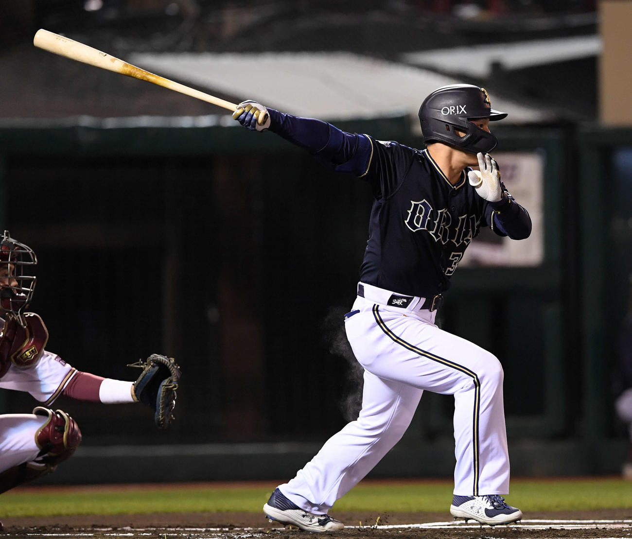 楽天対オリックス　1回表オリックス1死一塁、吉田正は中前打を放つ（撮影・滝沢徹郎）