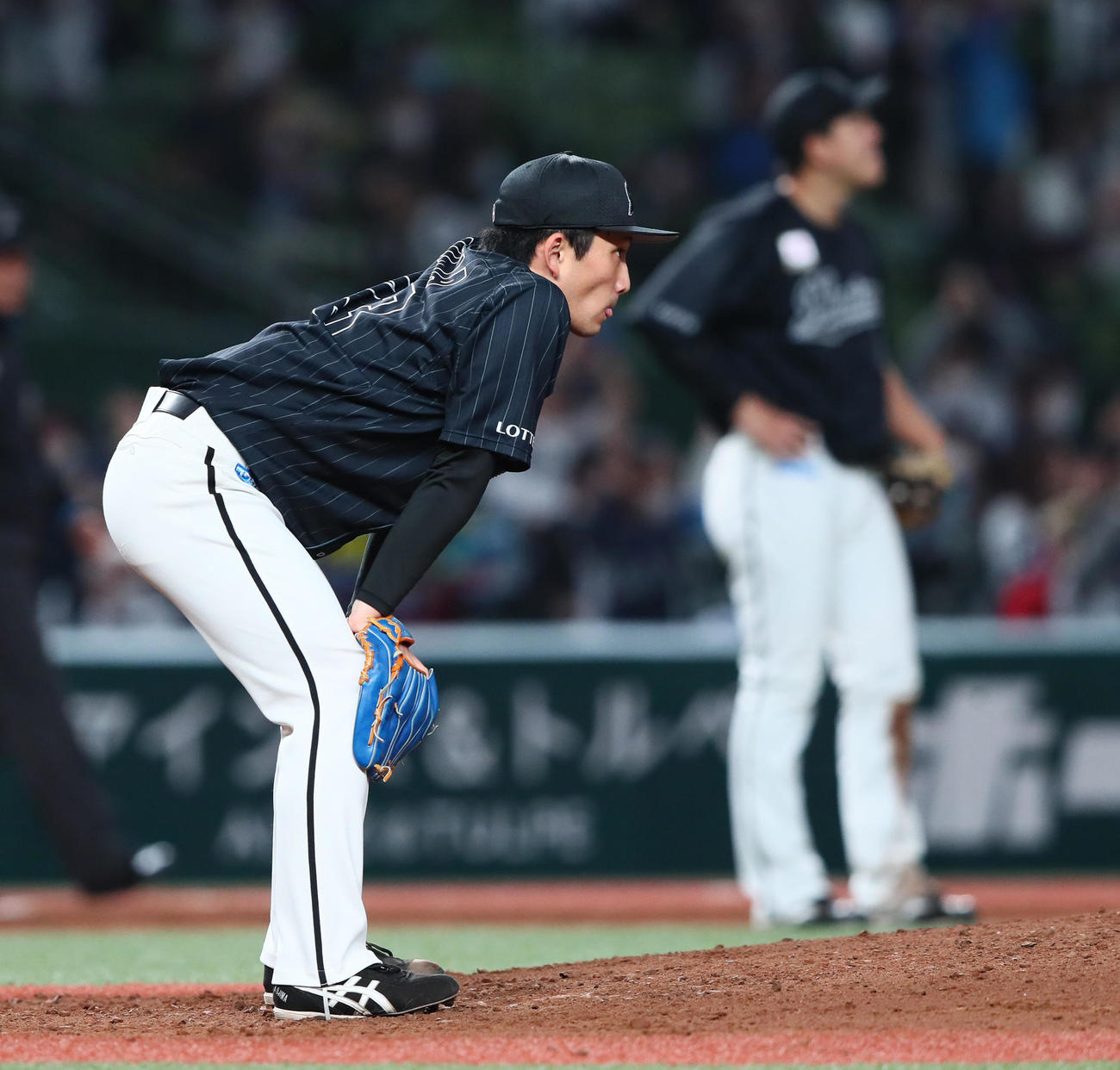 西武対ロッテ　4回裏西武2死三塁、スパンジェンバーグに右越え2点本塁打を浴びがっくりとする小島（撮影・足立雅史）