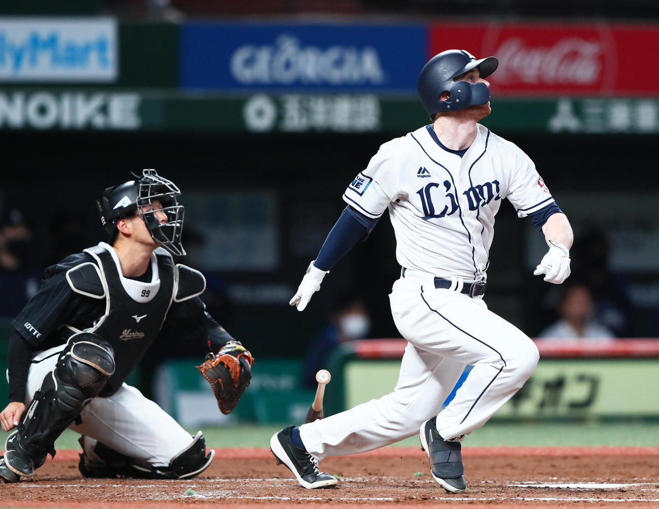 西武対ロッテ　4回裏西武2死三塁、右越え2点本塁打を放つスパンジェンバーグ（撮影・足立雅史）