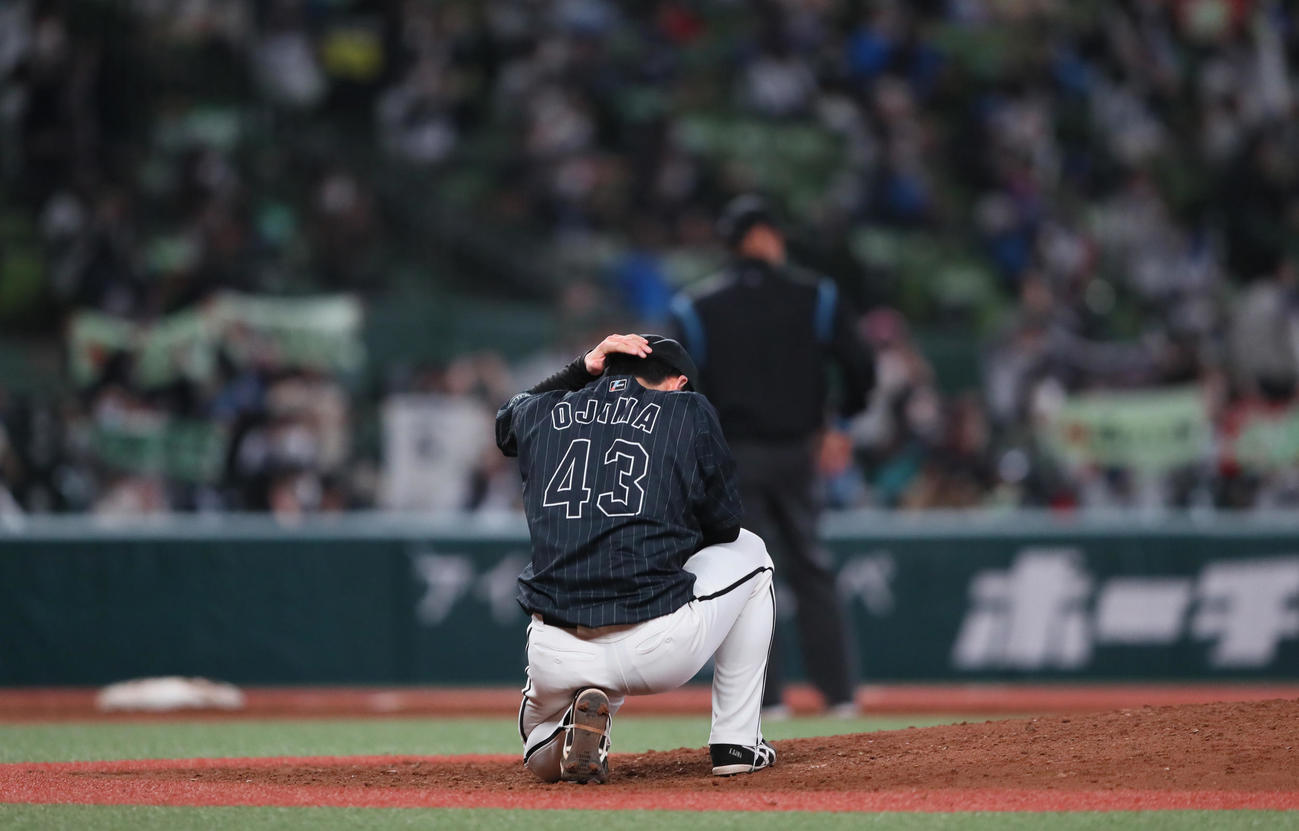 西武対ロッテ　5回裏西武2死一、三塁、外崎に左越え3点本塁打を浴びマウンドしゃがみ込む小島（撮影・足立雅史）