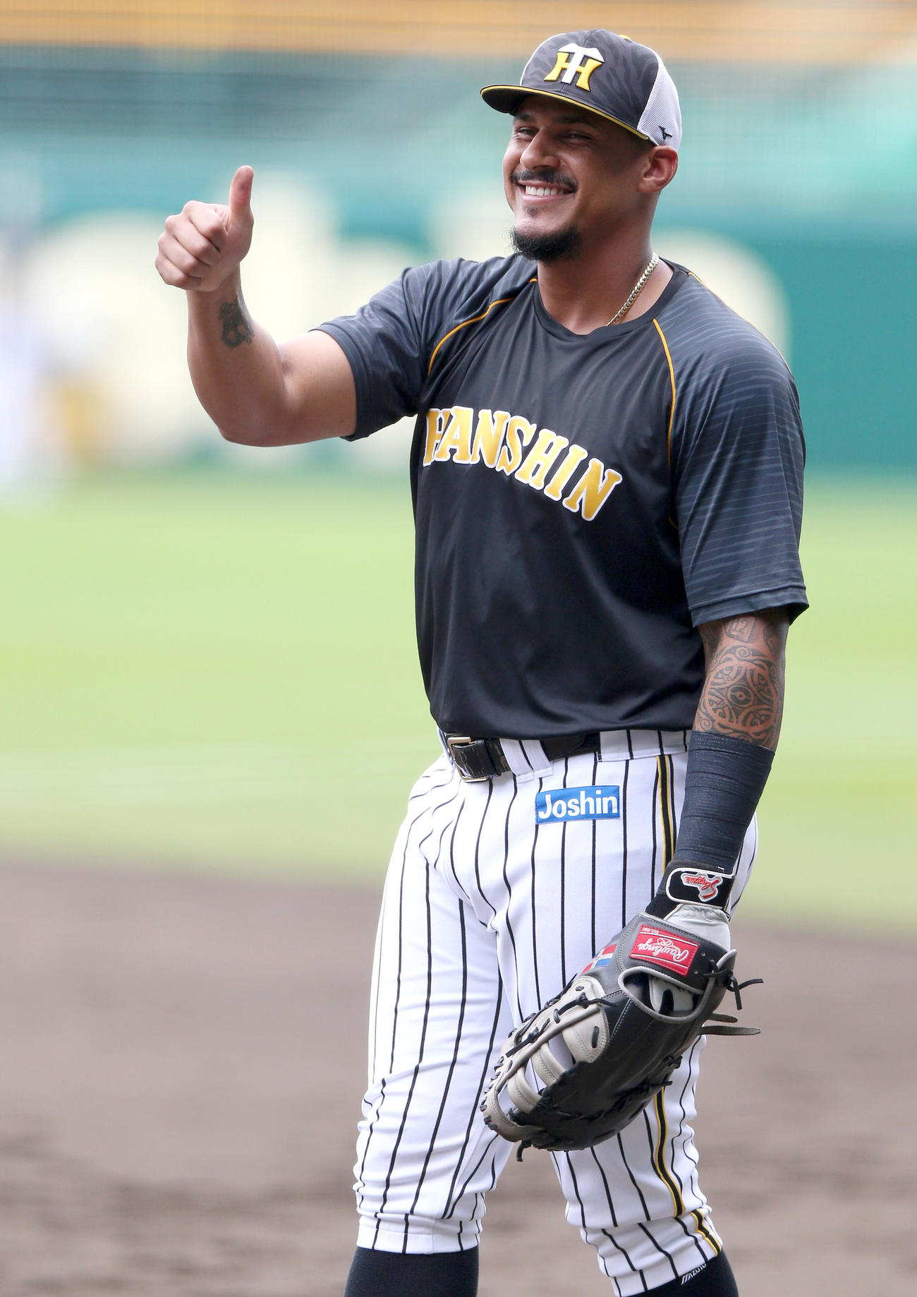 阪神対広島　試合前の練習でマルテはサムアップポーズで笑顔を見せる（撮影・上山淳一）