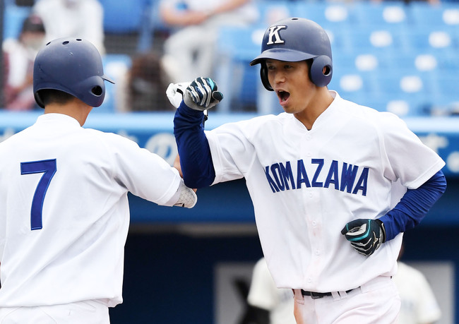 9月22日、国学院大戦で本塁打を放ちナインとタッチをかわす駒大の若林