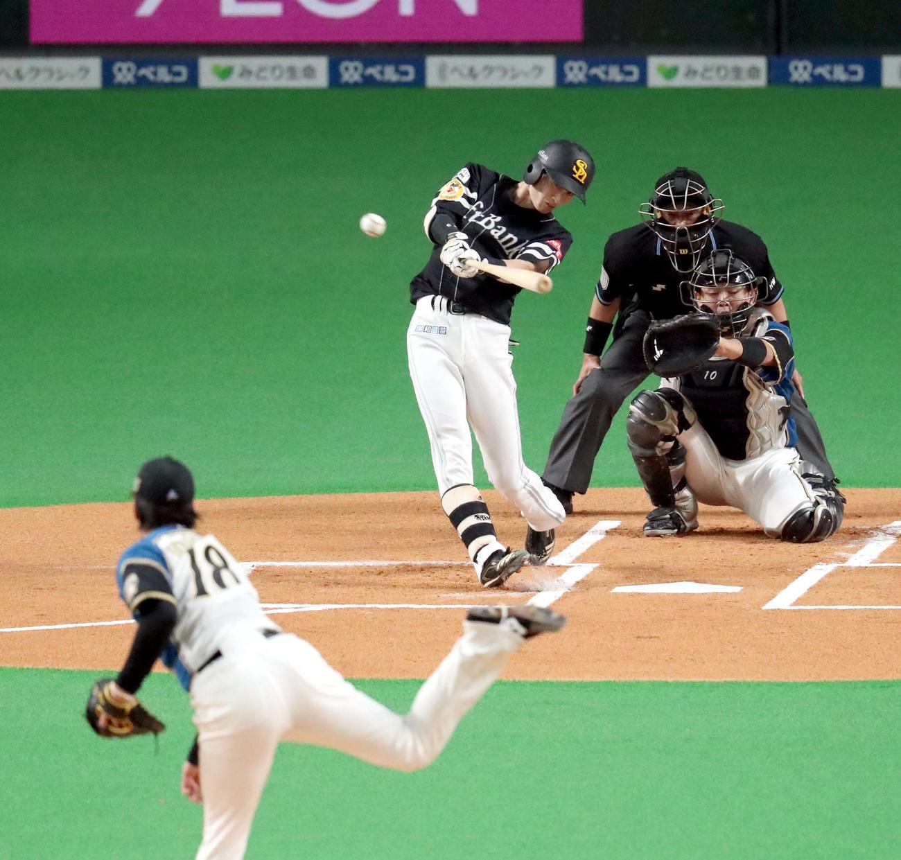 日本ハム対ソフトバンク　1回表ソフトバンク無死、周東は二塁打を放つ。投手は日本ハム吉田輝（撮影・佐藤翔太）