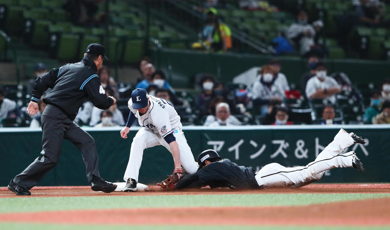 西武対ロッテ　1回表ロッテ無死、右越えに長打を放ちヘッドスライディング三塁を狙うもアウトとなる藤原（右）。三塁手スパンジェンバーグ（撮影・足立雅史）