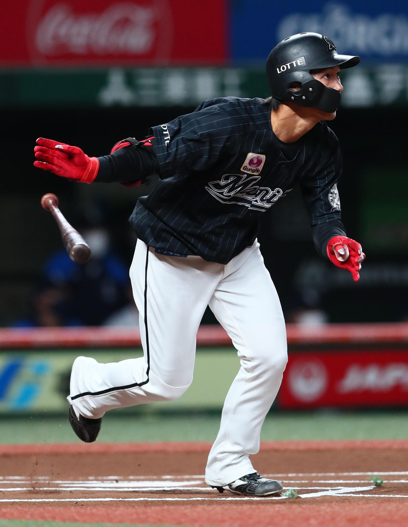 西武対ロッテ　1回表ロッテ無死、右越え二塁打を放つ藤原（撮影・足立雅史）