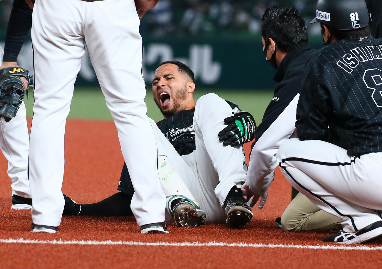 西武対ロッテ　7回表ロッテ無死一、三塁、遊併殺打の間に1点を返すも一塁へ駆け込んだ際に足を痛め苦悶（くもん）の表情を浮かべるマーティン（2020年10月21日撮影）