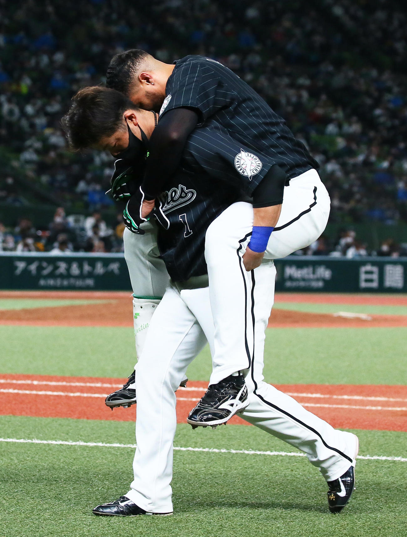 西武対ロッテ　7回表ロッテ無死一、三塁、遊併殺打の間に1点を返すも一塁へ駆け込んだ際に足を痛めおんぶでベンチに下がるマーティン（2020年10月21日撮影）