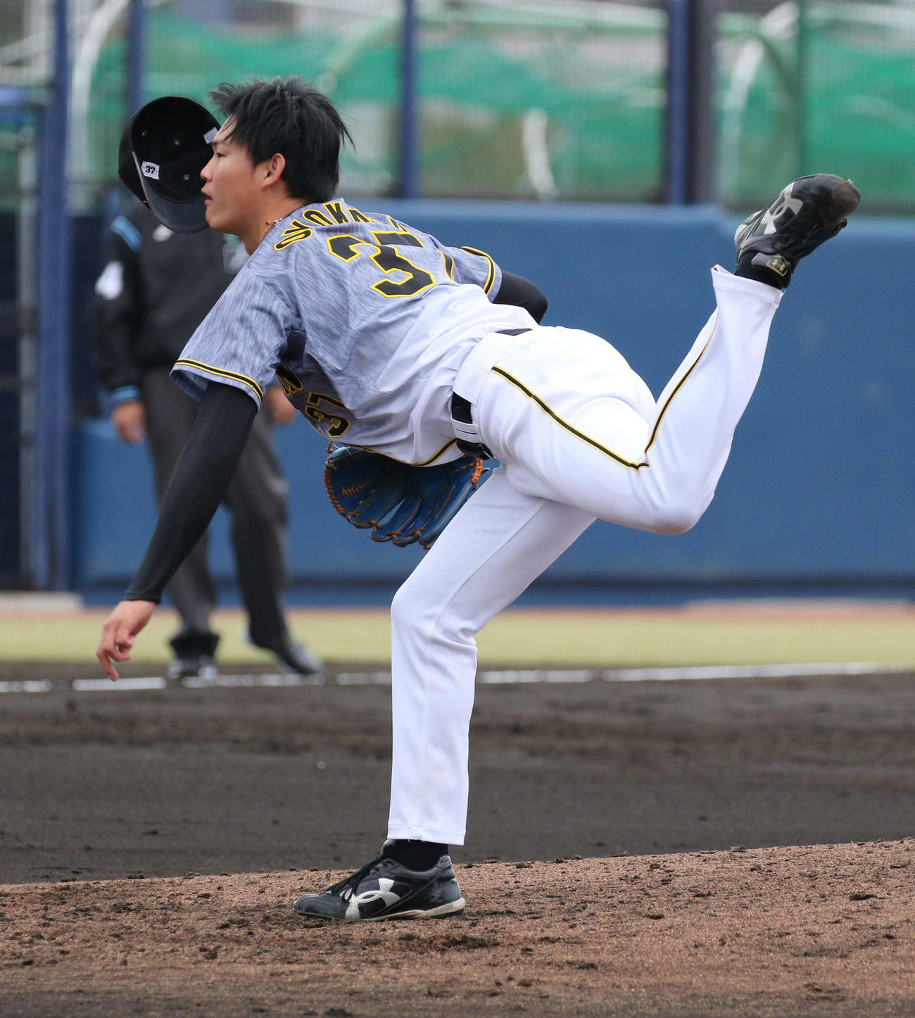 ウエスタン・リーグ　オリックス対阪神　帽子を飛ばし力投する阪神及川（撮影・渦原淳）