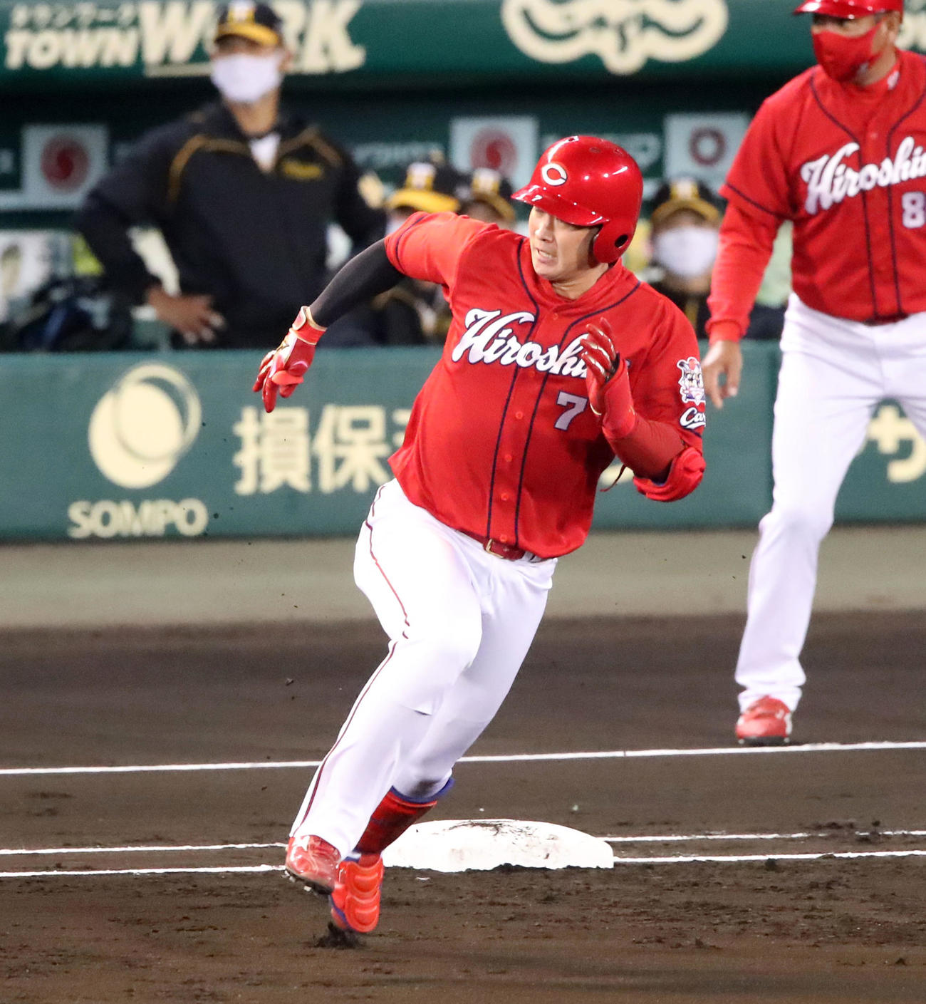 阪神対広島　1回表広島2死一、二塁、堂林は右翼線に適時二塁打を放つ（撮影・加藤哉）