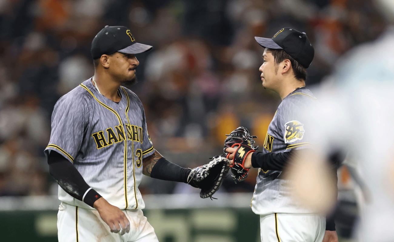 5回裏巨人1死満塁、田中俊の一ゴロで三塁走者坂本の生還を許さなかったマルテ（左）は西勇とグラブタッチを交わす（撮影・河野匠）