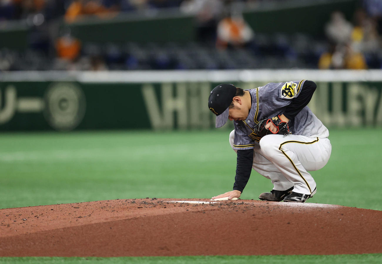 巨人対阪神　1回裏を前に集中する阪神先発の西勇（撮影・河野匠）