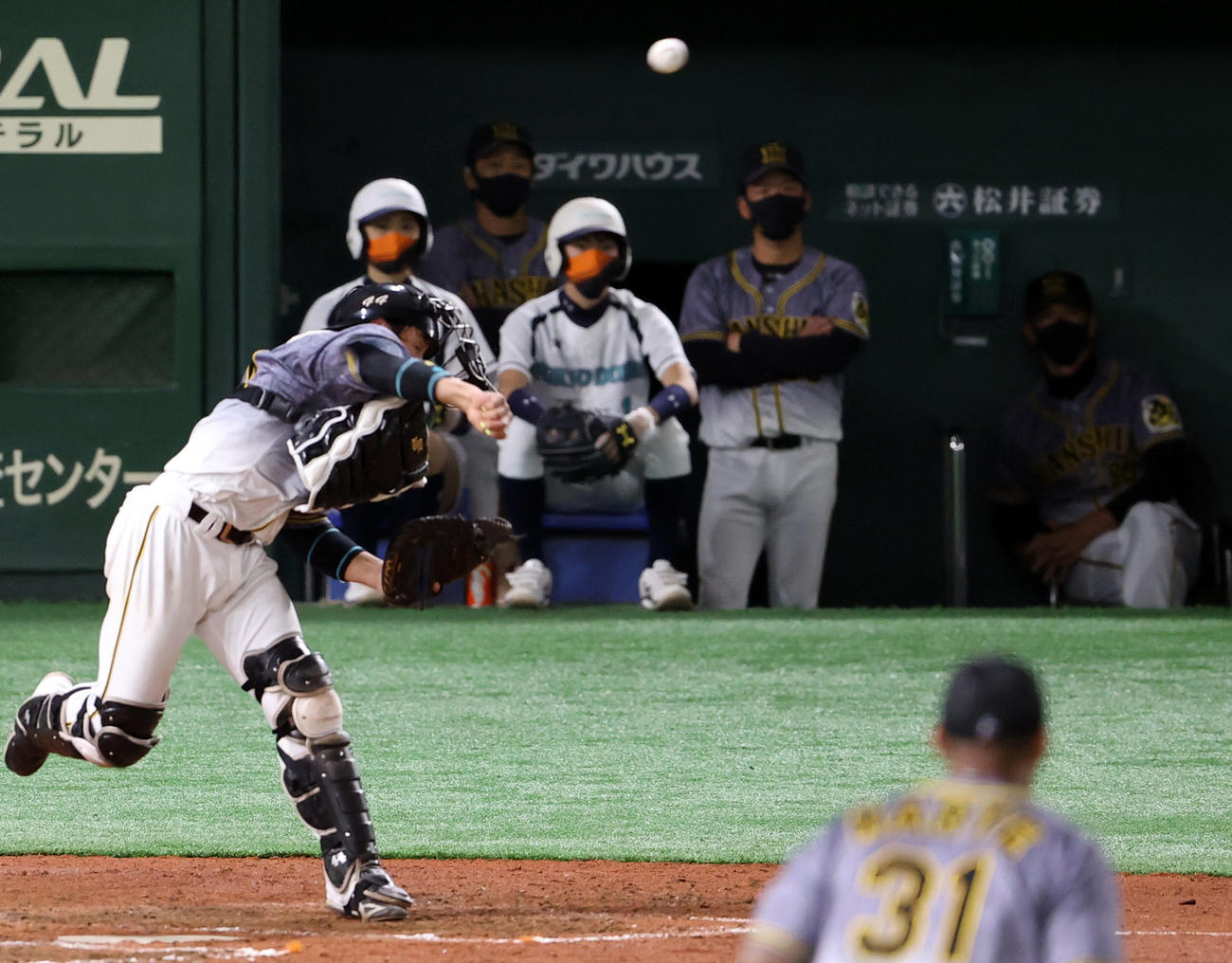巨人対阪神　5回裏巨人無死一塁、吉川尚の二盗で悪送球する梅野（撮影・狩俣裕三）