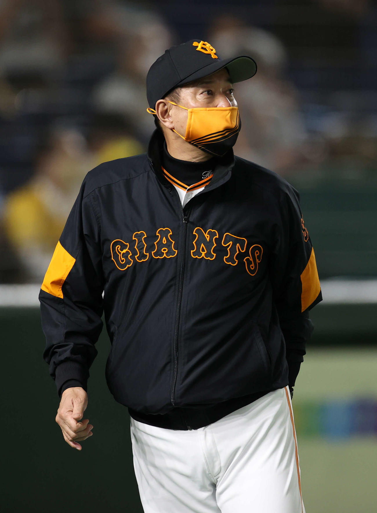 巨人対阪神　8回表阪神1死二塁、今村の降板を告げるためベンチを出た原監督（撮影・河野匠）