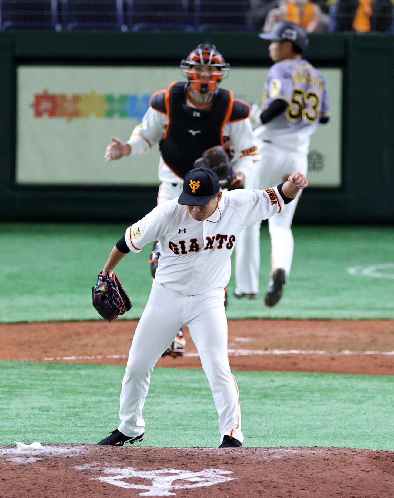 巨人対阪神　9回表阪神2死二、三塁、植田を右飛に仕留めガッツポーズする田口（手前）（撮影・浅見桂子）