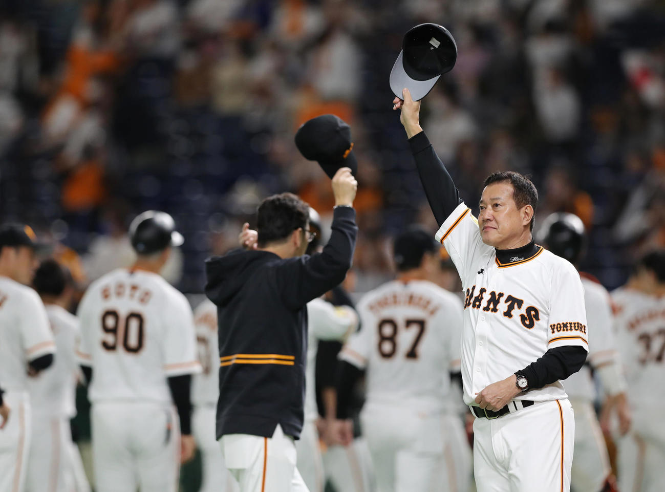 巨人対阪神　阪神に勝利し、観客にあいさつする巨人原監督（撮影・前田充）