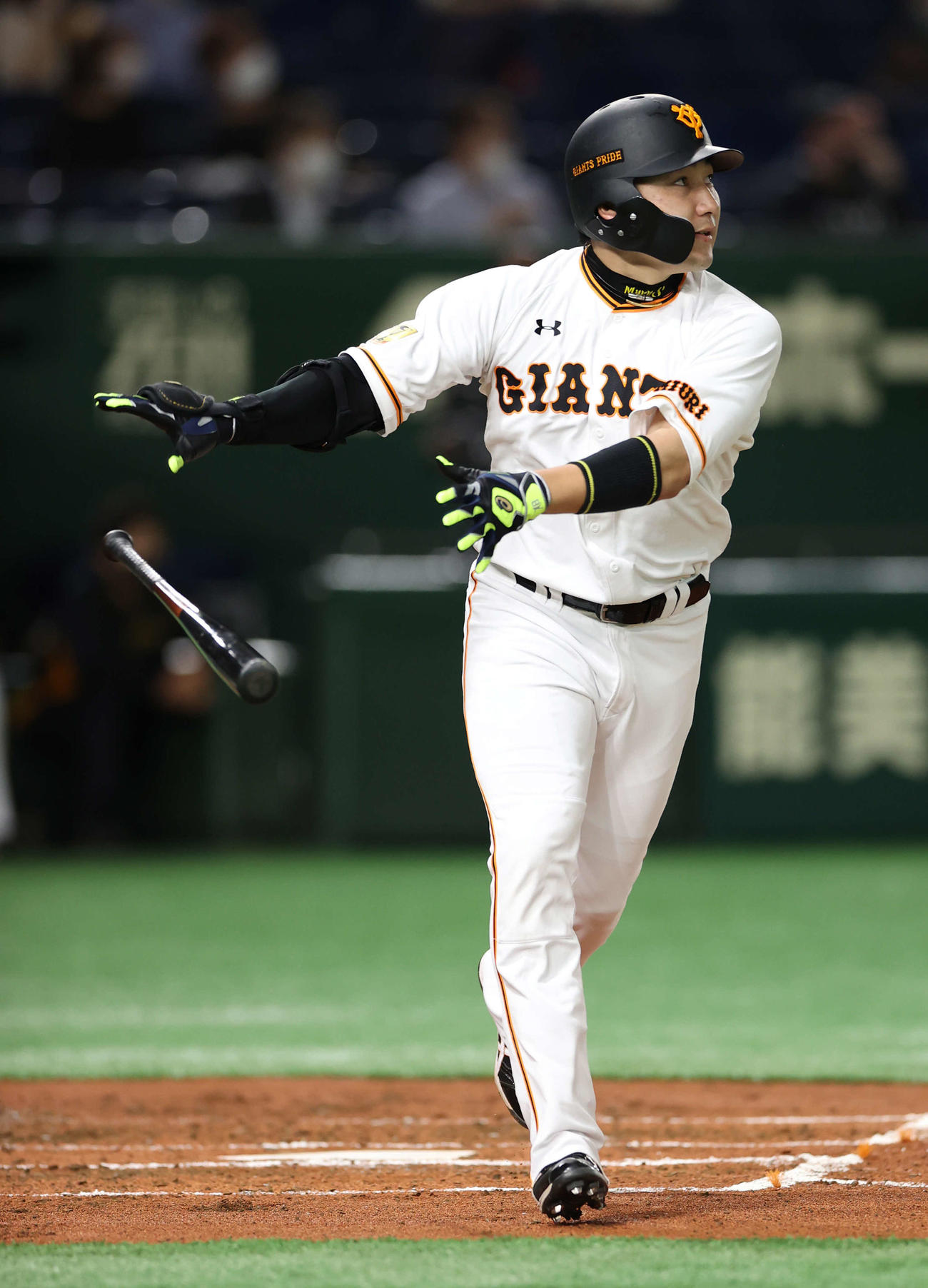 巨人対阪神　2回裏巨人1死、先制の中越え本塁打を放ちバットを投げる丸（撮影・河野匠）