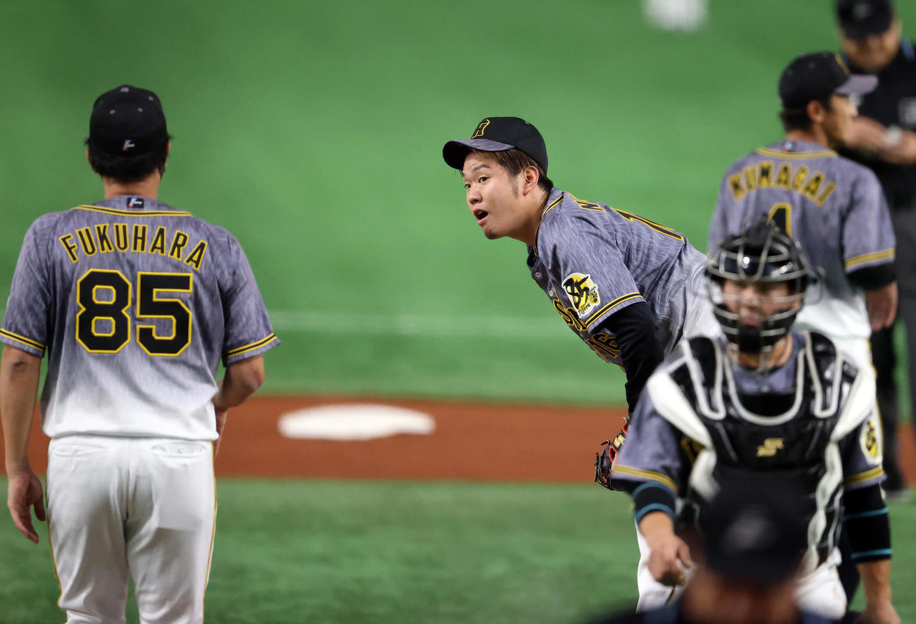 巨人対阪神　2回裏、失点し、マウンドで福原コーチ（左）と話をす阪神先発の西勇（撮影・狩俣裕三）