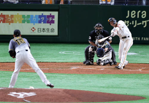 巨人対阪神　5回裏巨人無死一、三塁、坂本は左適時打を放つ。投手西勇（撮影・浅見桂子）