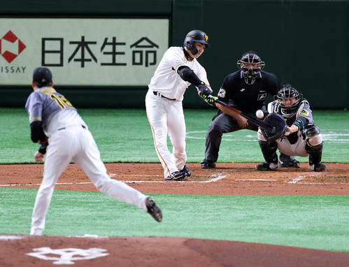 巨人対阪神　2回裏巨人1死、丸は中越え先制ソロ本塁打を放つ。投手西勇（撮影・浅見桂子）