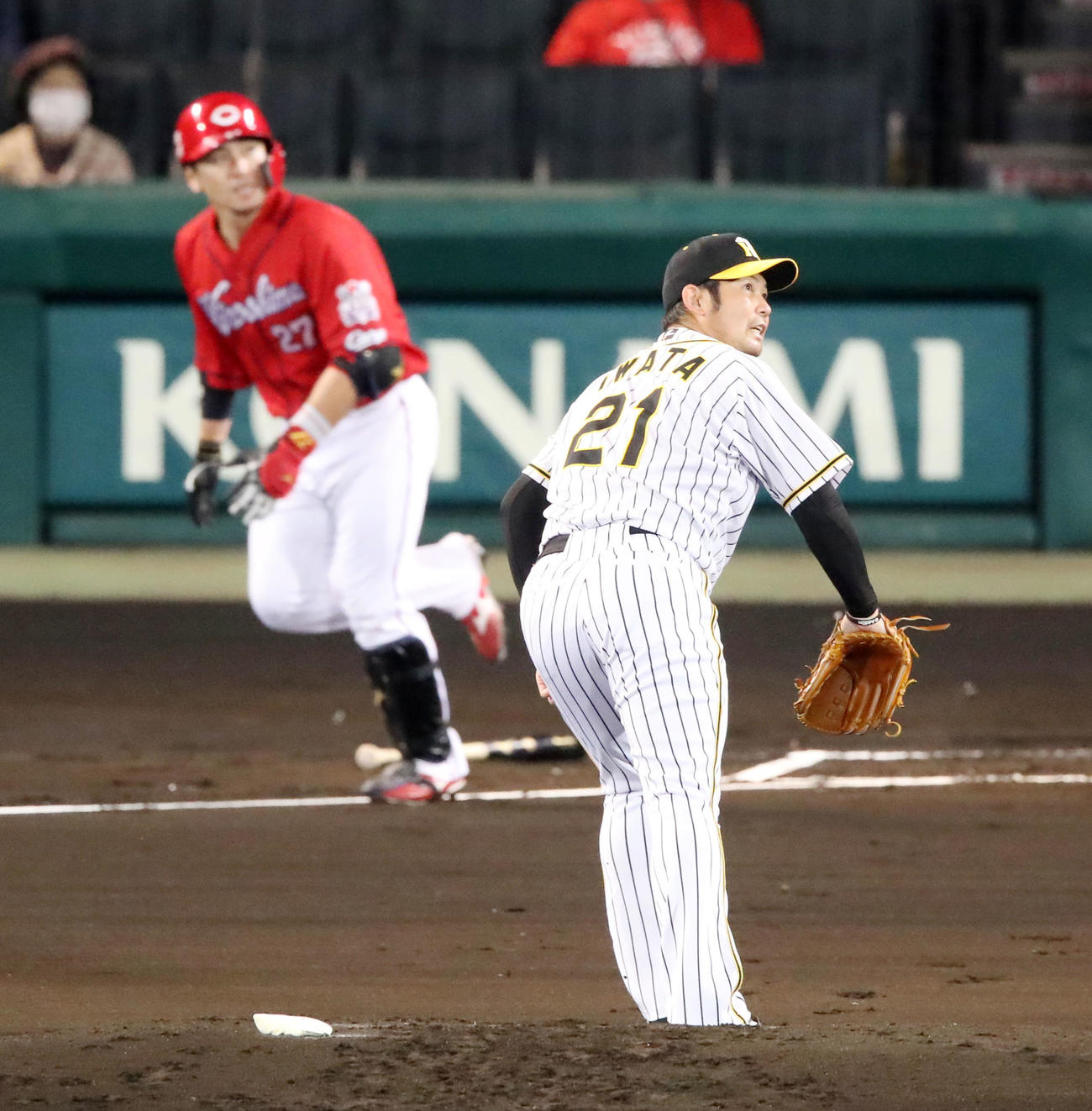 阪神対広島　1回表広島1死一、二塁、岩田は会沢に左前適時打を打たれ失点する（撮影・加藤哉）