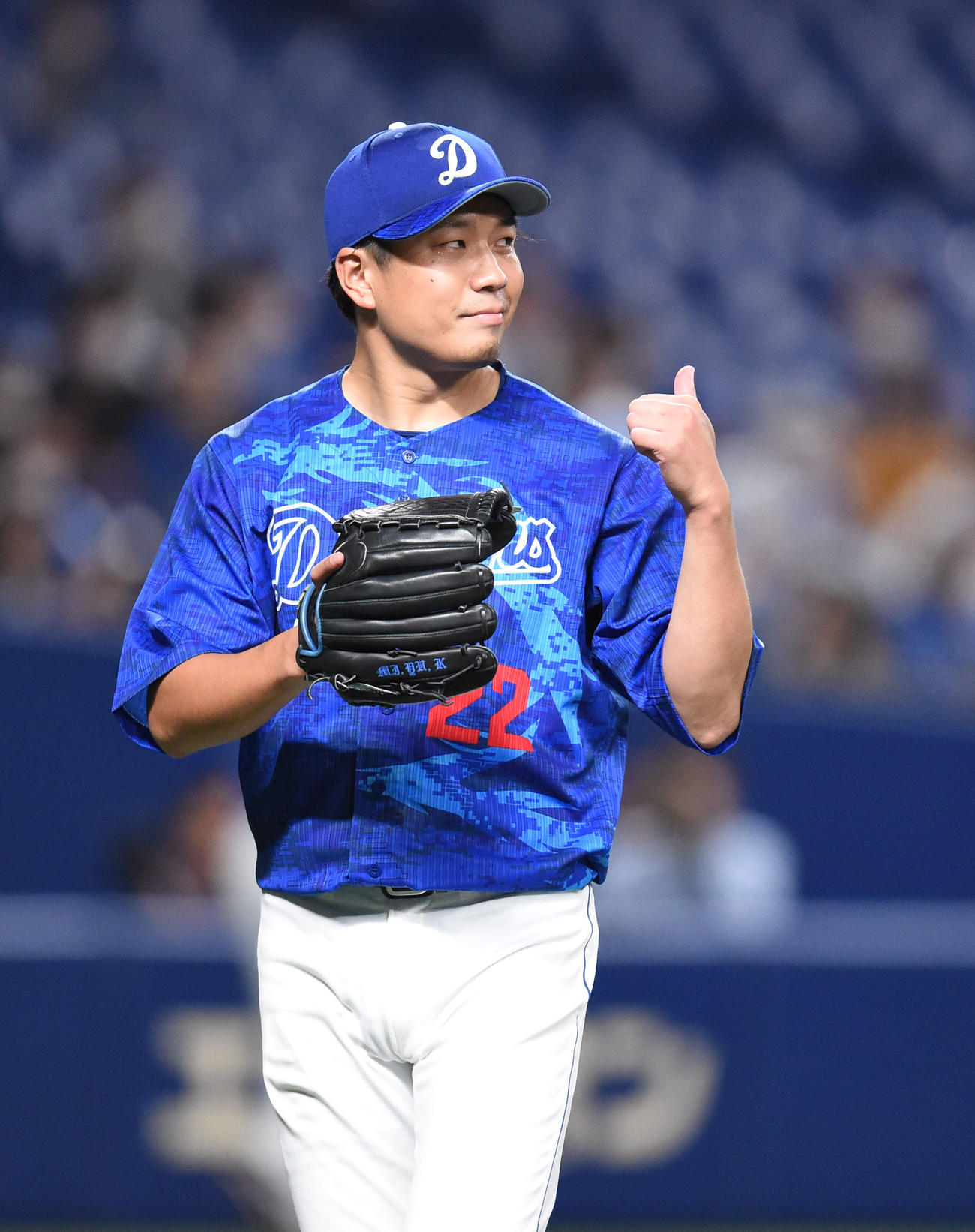 中日対DeNA　7回表DeNA攻撃終了、野手に合図を送りながらベンチへ戻る中日先発の大野雄大（撮影・森本幸一）